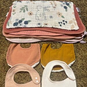 💥4/$20💥 Burp Cloth & Bib Bundle